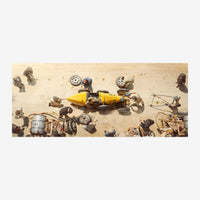 Vue aérienne stylisée d'une fusée jaune entourée de petits ouvriers et de pièces mécaniques sur une surface beige.
