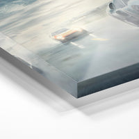 Gros plan de la matière : le tirage sous verre acrylique, tranche transparente visible.