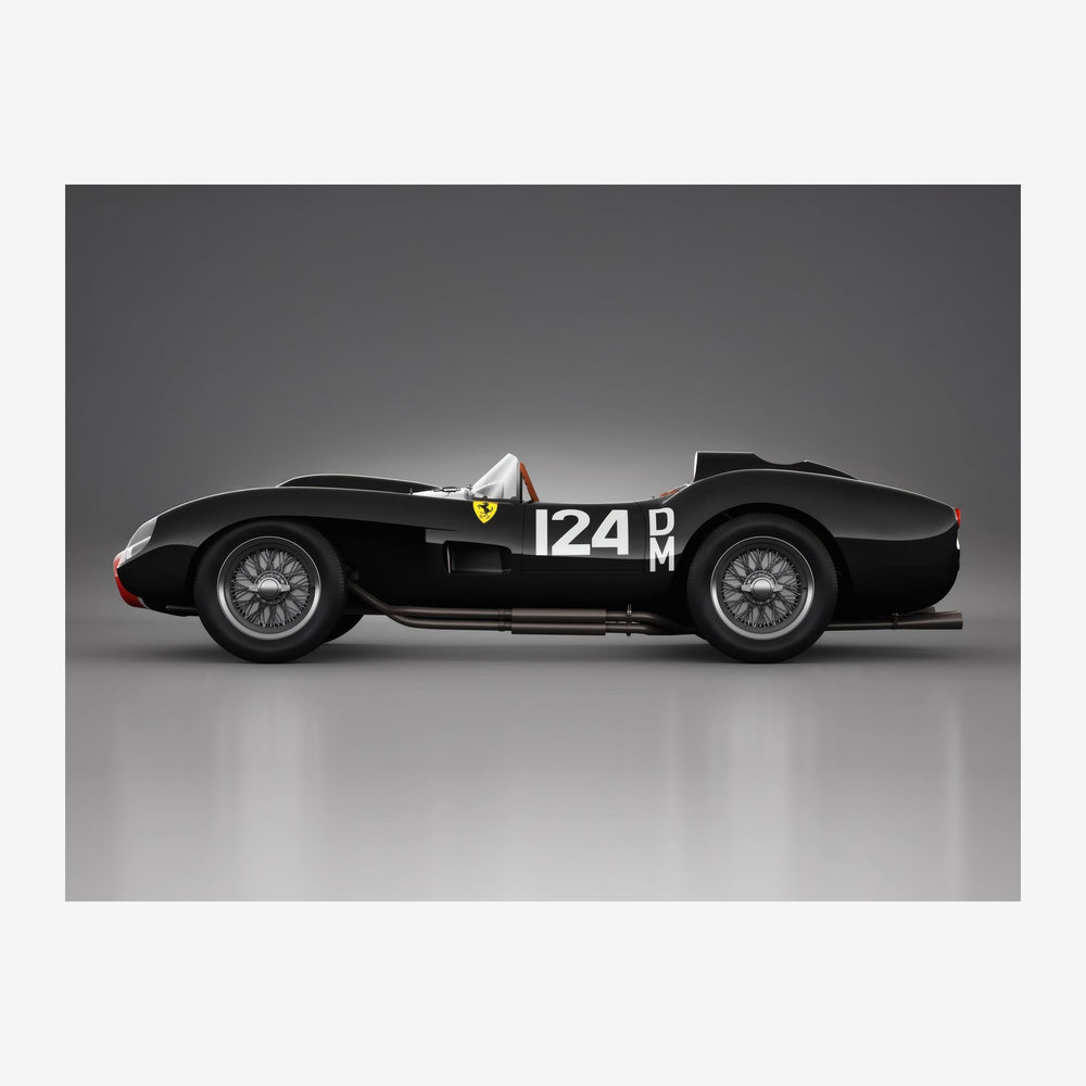 Voiture de course vintage noire avec le numéro 124, photographiée de profil sur fond gris clair.