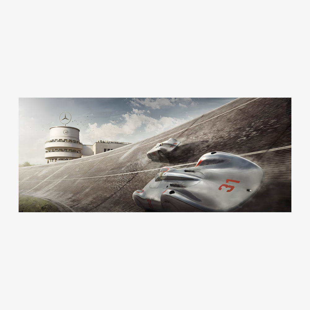Deux voitures de course gris et blanc numérotées lancées à grande vitesse sur un circuit courbe, avec un bâtiment iconique.