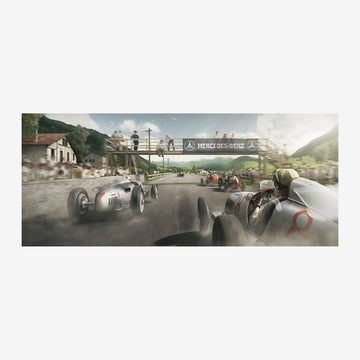 Course automobile vintage gris et blanc en montagne
