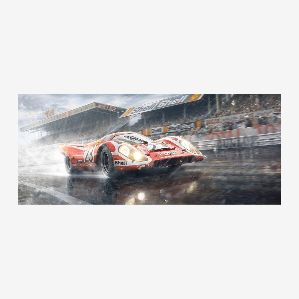 Une voiture de sport rouge et blanche roule à grande vitesse sur un circuit mouillé, avec un stade et des tribunes visibles.