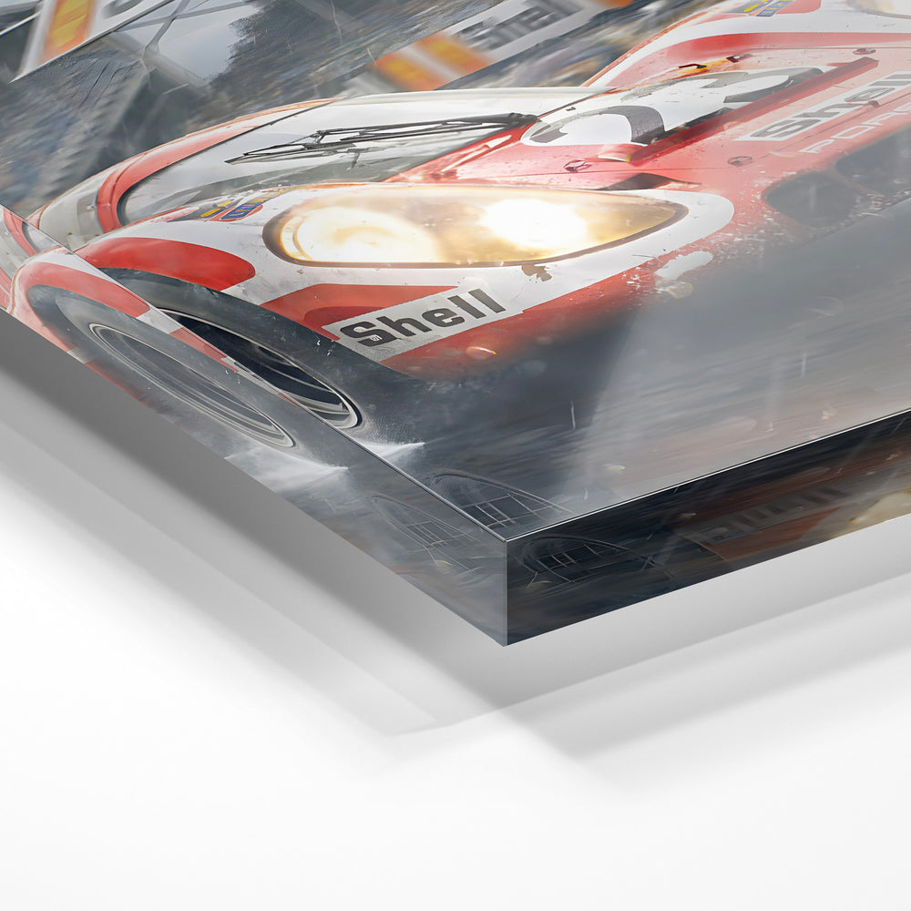 Gros plan de la matière : le tirage sous verre acrylique, tranche transparente visible.
