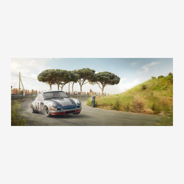 Une voiture de sport vintage blanche et bleue numérotée roule sur une route sinueuse en pente, entourée d'arbres verts sous.