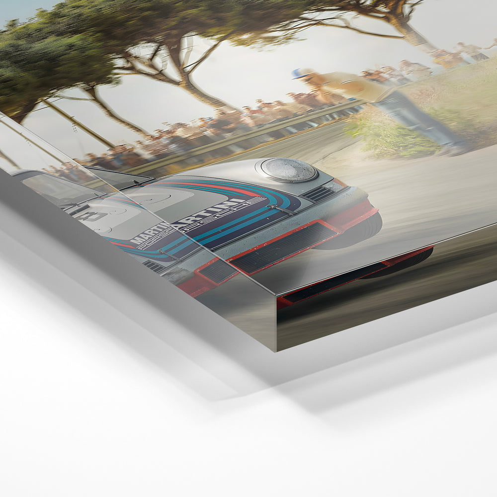 Gros plan de la matière : le tirage sous verre acrylique, tranche transparente visible.