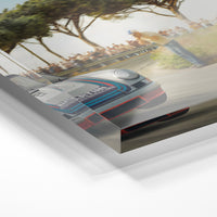 Gros plan de la matière : le tirage sous verre acrylique, tranche transparente visible.