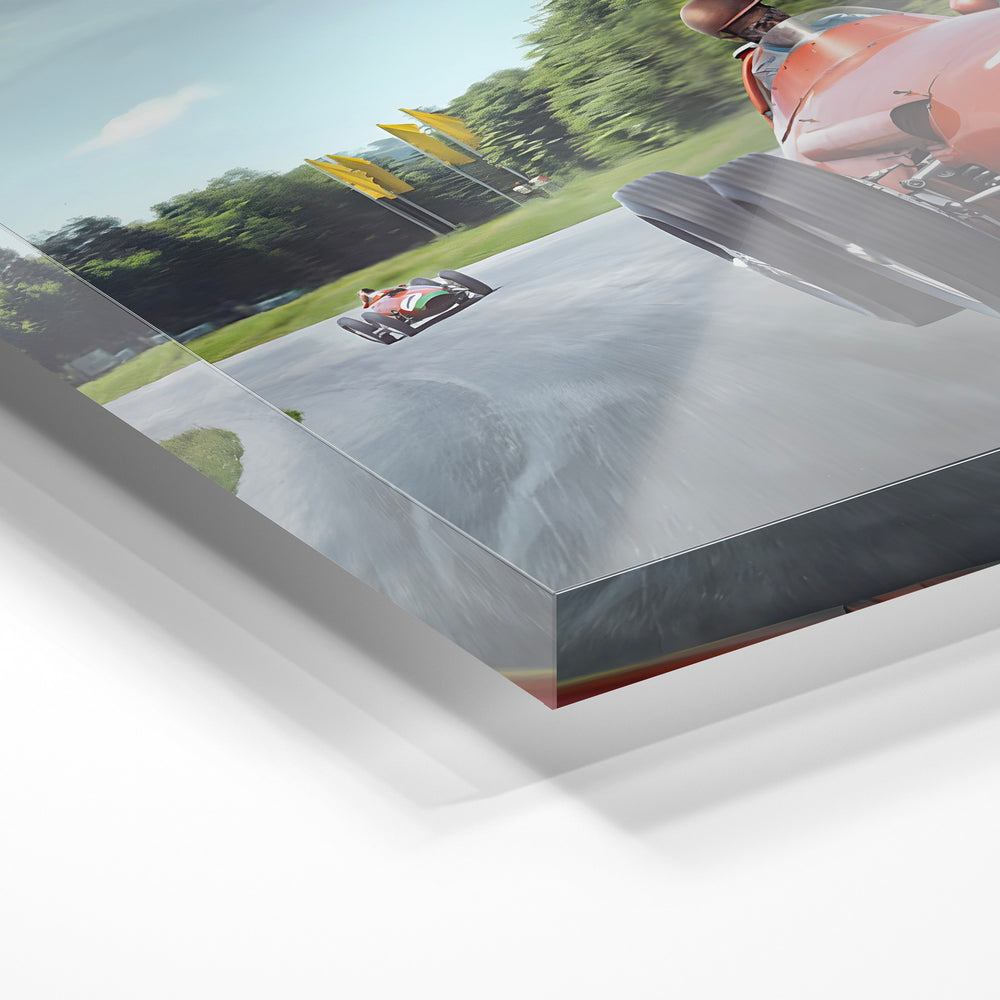 Gros plan de la matière : le tirage sous verre acrylique, tranche transparente visible.
