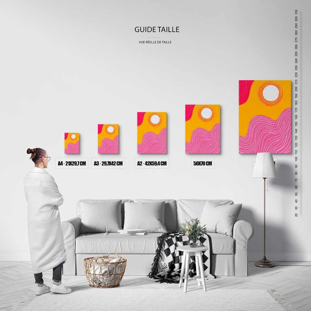 Guide des tailles : le tirage présenté dans ses 5 formats de vente, à l'échelle réelle sur un mur de salon, avec une règle en centimètres.