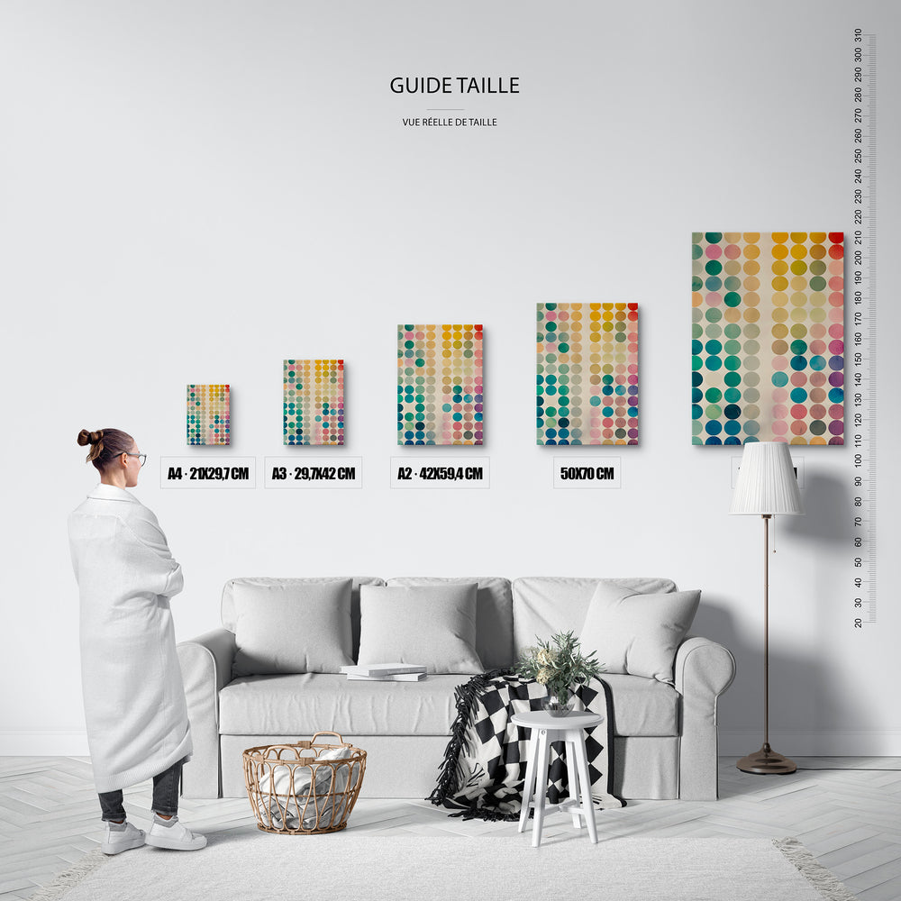 Guide des tailles : le tirage présenté dans ses 5 formats de vente, à l'échelle réelle sur un mur de salon, avec une règle en centimètres.
