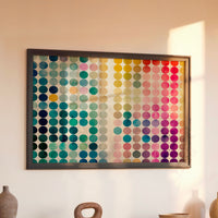 Le tableau accroché en situation dans un intérieur meublé.