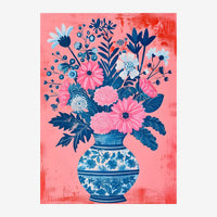 Un bouquet de fleurs stylisées aux couleurs rose, blanc et bleu marine, arrangées dans un vase bleu décoré de motifs.