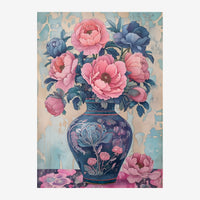 Un bouquet de pivoines roses et bleues arrangé dans un vase de porcelaine bleu orné, sur un fond texturé aux tons pâles.