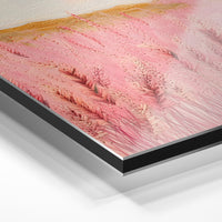Gros plan du relief : la surépaisseur d'encre en lumière rasante sur aluminium Dibond.