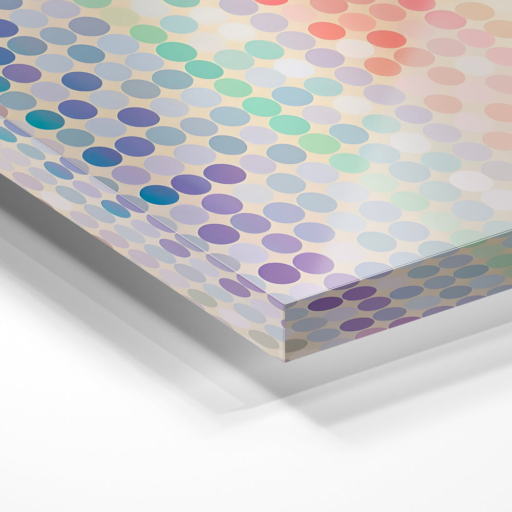 Gros plan de la matière : le tirage sous verre acrylique, tranche transparente visible.