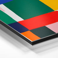 Gros plan de la matière : le tirage contrecollé sur aluminium Dibond mat, tranche visible.