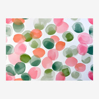 Des cercles translucides de différentes tailles en rose, vert, orange et gris-vert se superposent sur un fond blanc, créant.