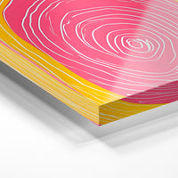 Gros plan de la matière : le tirage sous verre acrylique, tranche transparente visible.