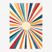 Un soleil stylisé en cercle crème au centre, entouré de rayons géométriques multicolores alternant ocre, rouge, bleu et.