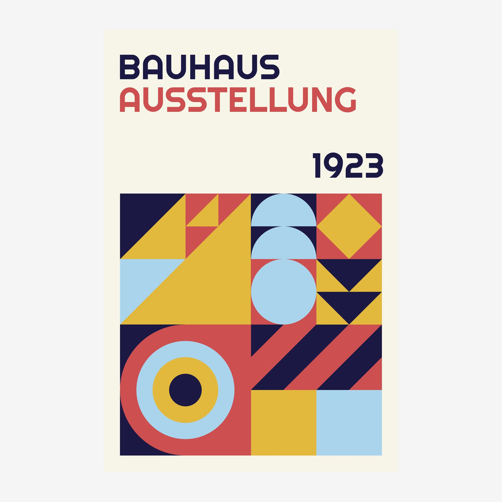 Affiche composée de formes géométriques abstraites — triangles, carrés, cercles — en bleu marine, jaune, rouge et bleu ciel.