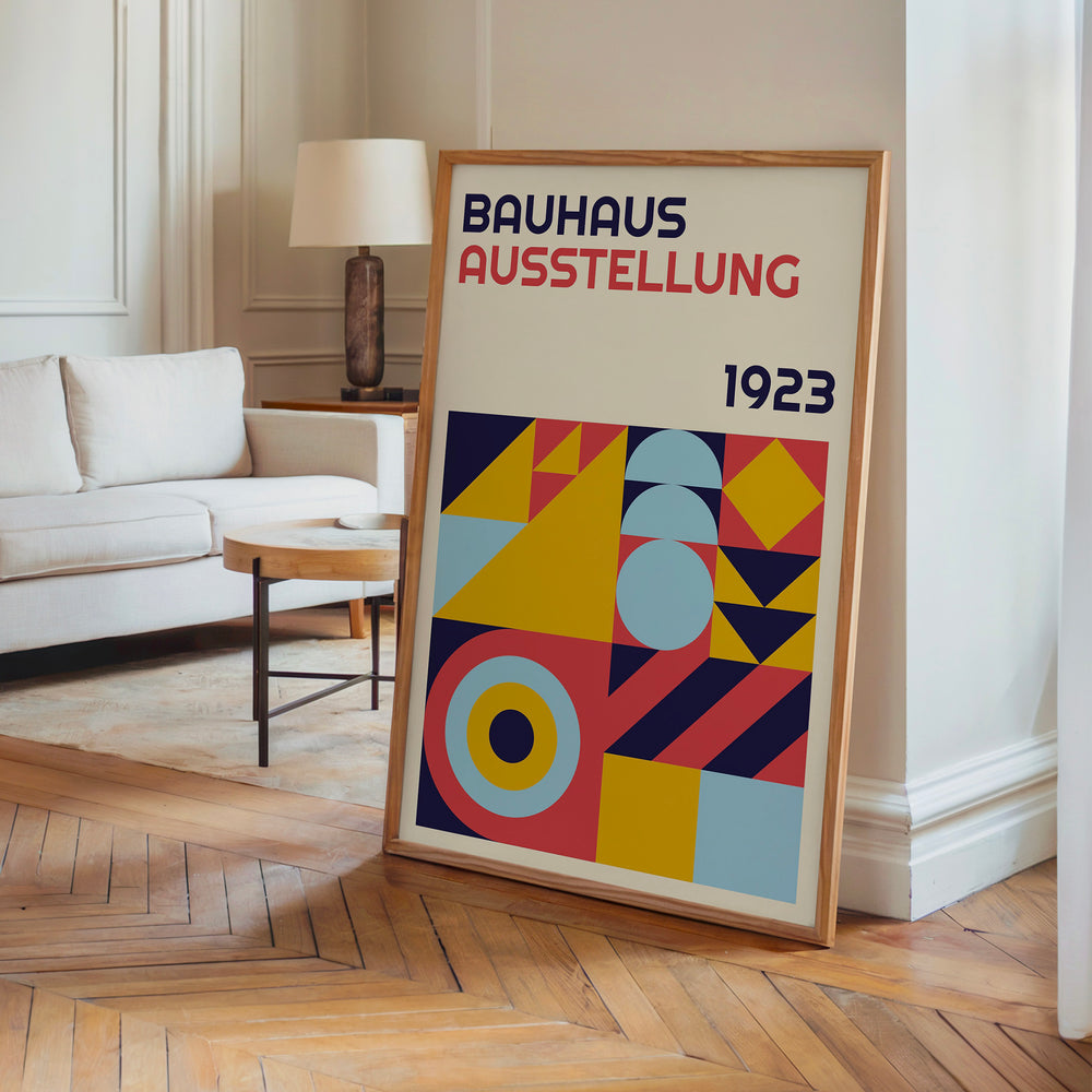Le tableau accroché en situation dans un intérieur meublé.