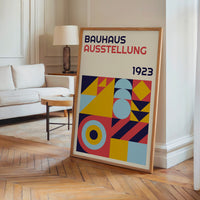 Le tableau accroché en situation dans un intérieur meublé.