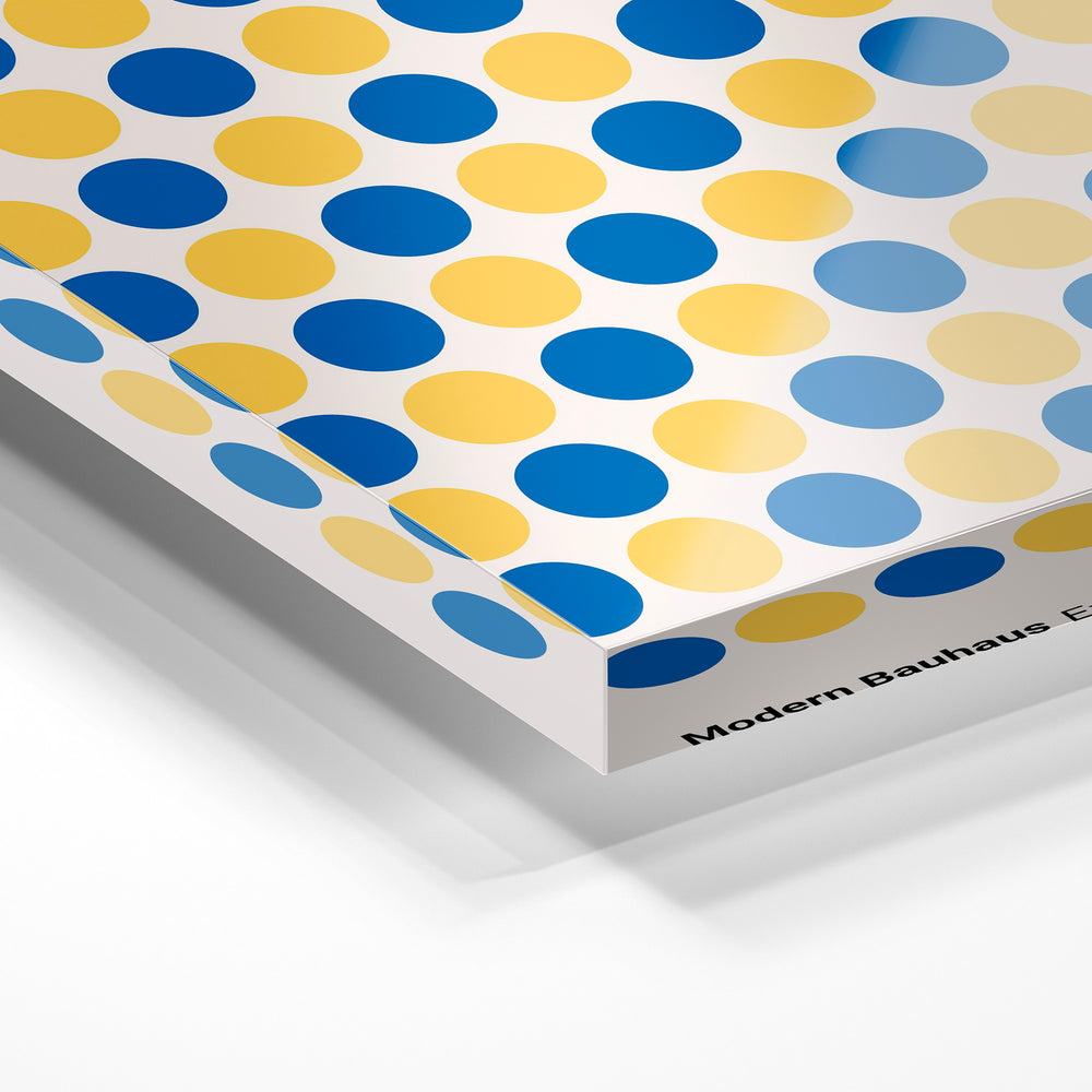 Gros plan de la matière : le tirage sous verre acrylique, tranche transparente visible.
