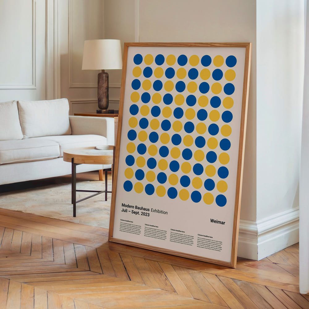 Le tableau accroché en situation dans un intérieur meublé.