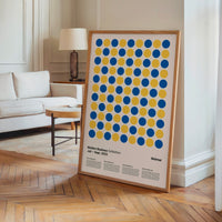 Le tableau accroché en situation dans un intérieur meublé.