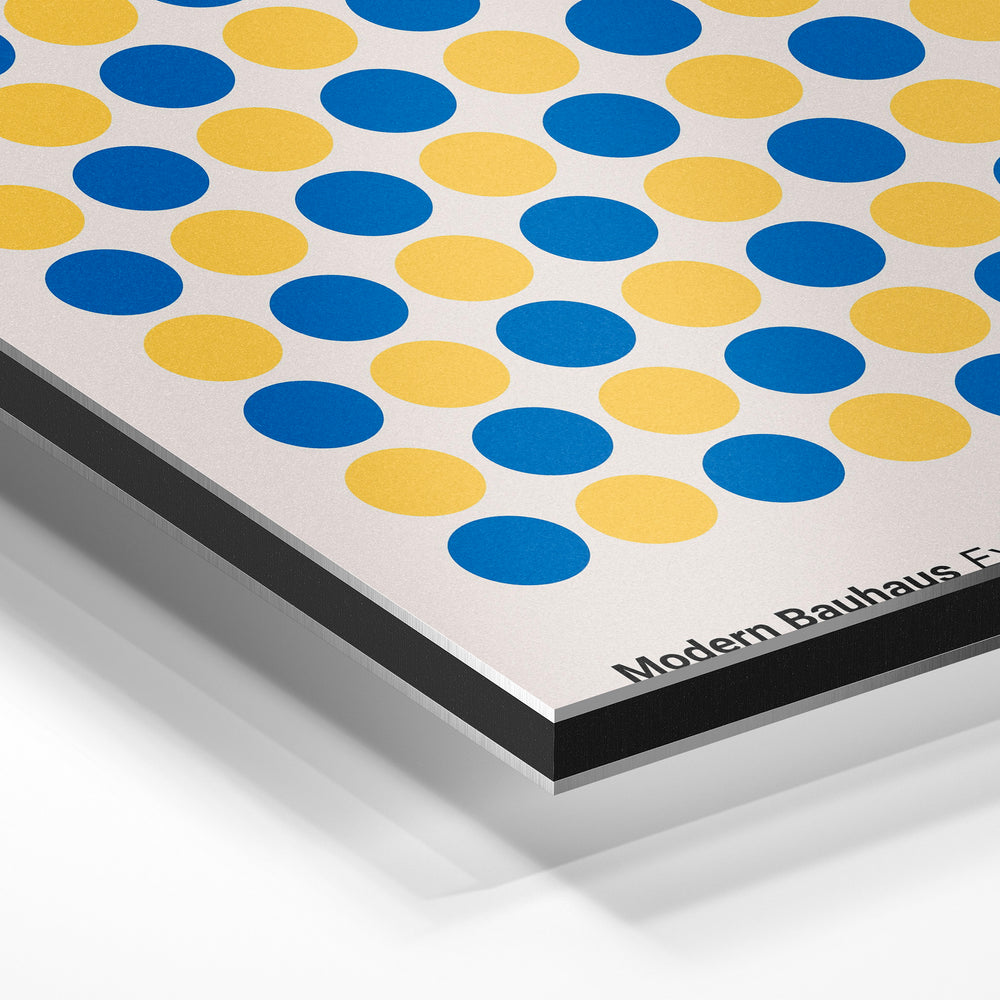 Gros plan de la matière : le tirage contrecollé sur aluminium Dibond mat, tranche visible.