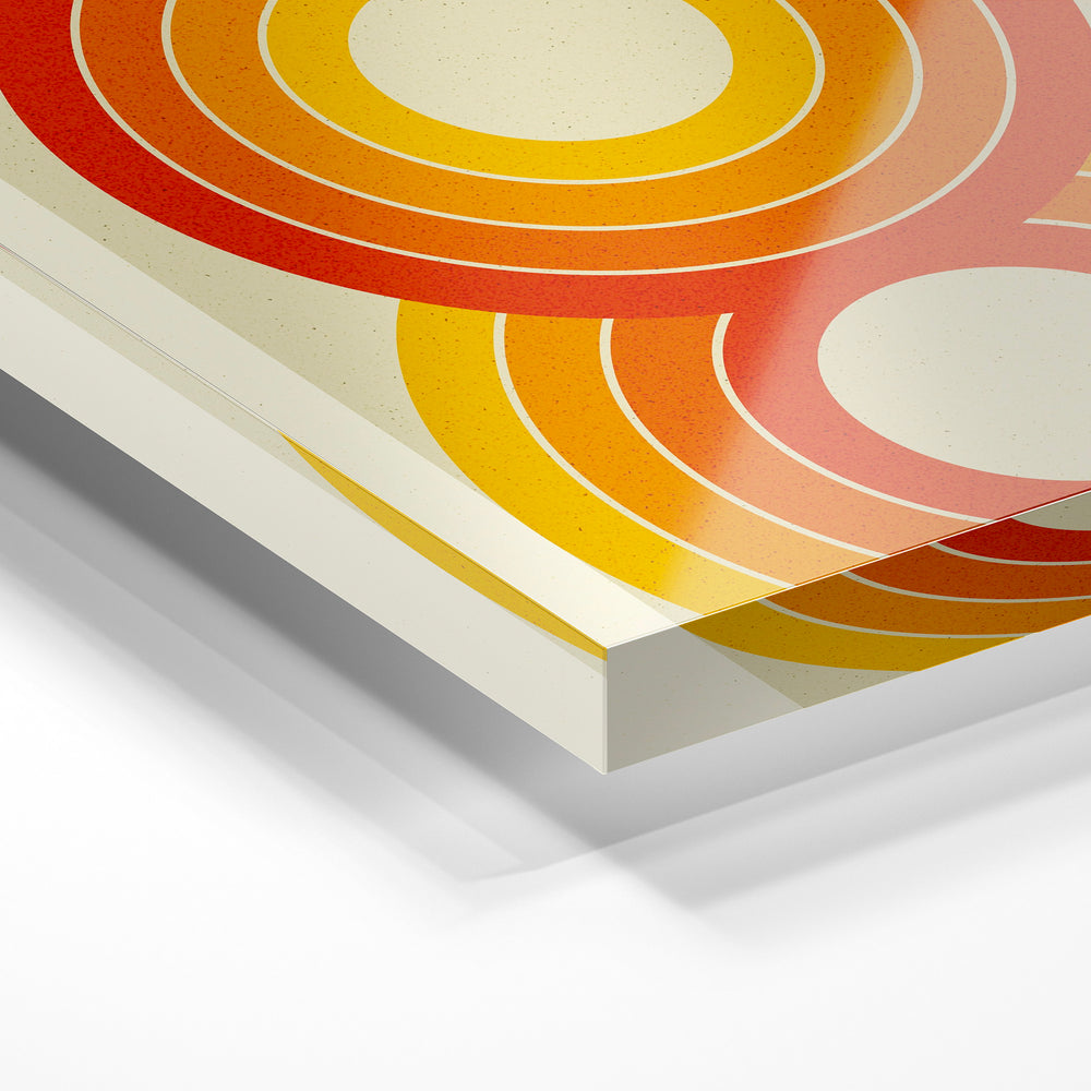 Gros plan de la matière : le tirage sous verre acrylique, tranche transparente visible.