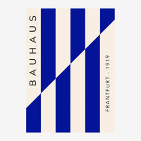 Affiche abstraite avec des barres verticales bleu nuit sur fond beige, traversées par une diagonale blanche, et du texte.