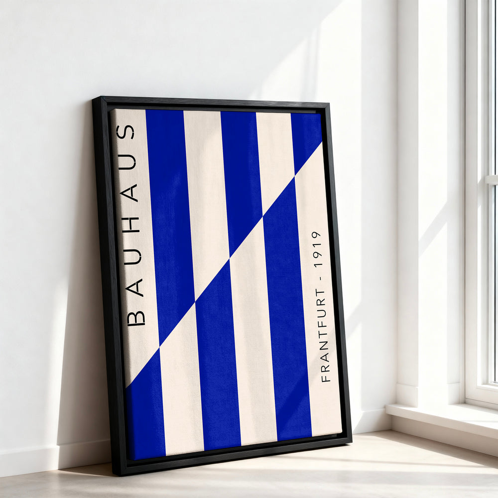 Le tableau accroché en situation dans un intérieur meublé.