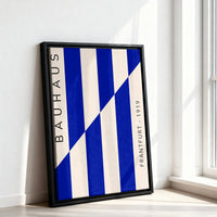 Le tableau accroché en situation dans un intérieur meublé.