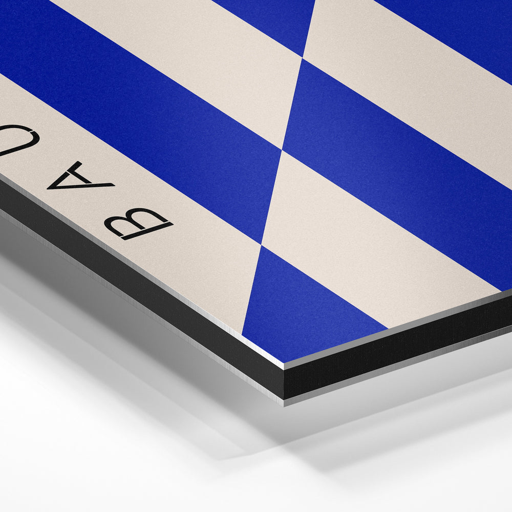 Gros plan de la matière : le tirage contrecollé sur aluminium Dibond mat, tranche visible.