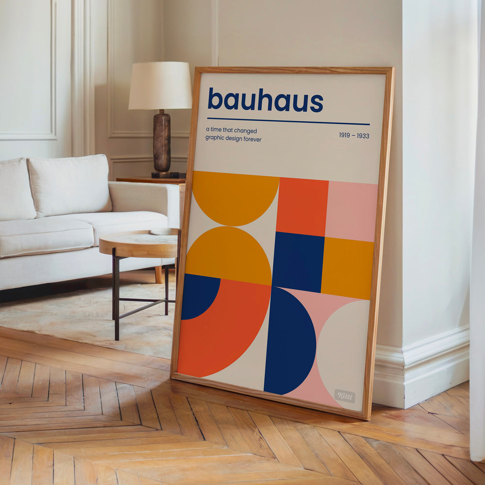 Le tableau accroché en situation dans un intérieur meublé.