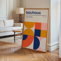 Le tableau accroché en situation dans un intérieur meublé.