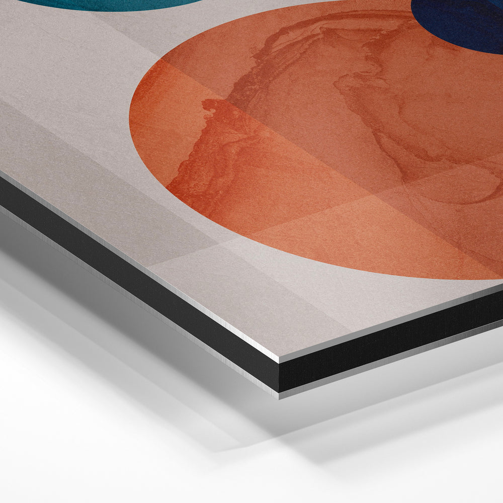 Gros plan de la matière : le tirage contrecollé sur aluminium Dibond mat, tranche visible.