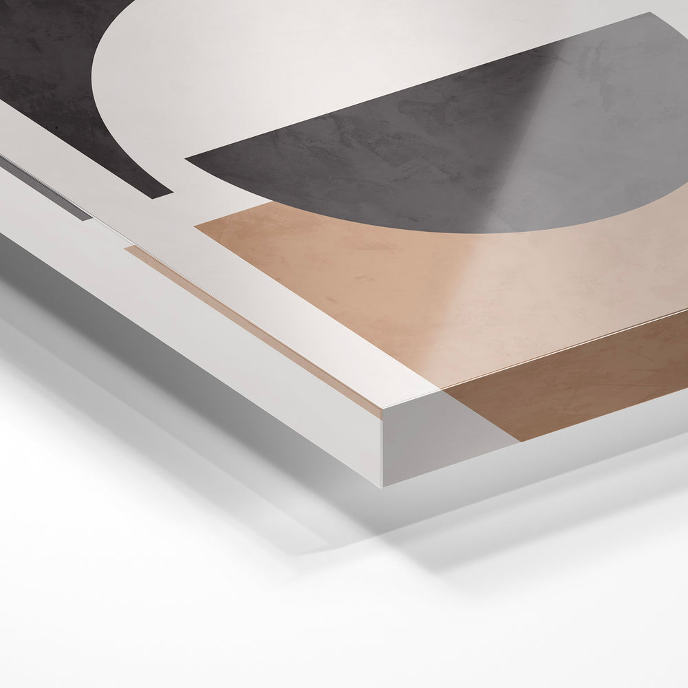 Gros plan de la matière : le tirage sous verre acrylique, tranche transparente visible.
