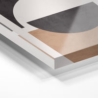 Gros plan de la matière : le tirage sous verre acrylique, tranche transparente visible.