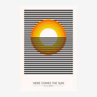 Affiche géométrique abstraite : un demi-cercle orange et jaune rayé superposé à des lignes noires horizontales, avec le.