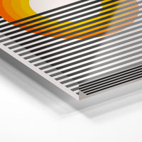 Gros plan de la matière : le tirage sous verre acrylique, tranche transparente visible.