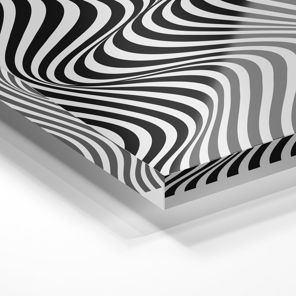 Gros plan de la matière : le tirage sous verre acrylique, tranche transparente visible.