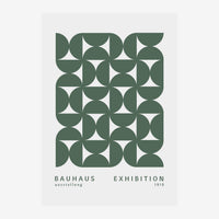 Affiche exhibition Bauhaus 1919 : grille de formes géométriques vert sauge et blanc formant un motif répétitif de.