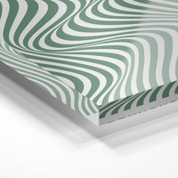 Gros plan de la matière : le tirage sous verre acrylique, tranche transparente visible.