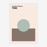 Affiche minimaliste avec un grand cercle vert de gris posé sur un rectangle taupe, sur fond beige clair, texte "Galerie de.