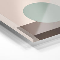 Gros plan de la matière : le tirage sous verre acrylique, tranche transparente visible.