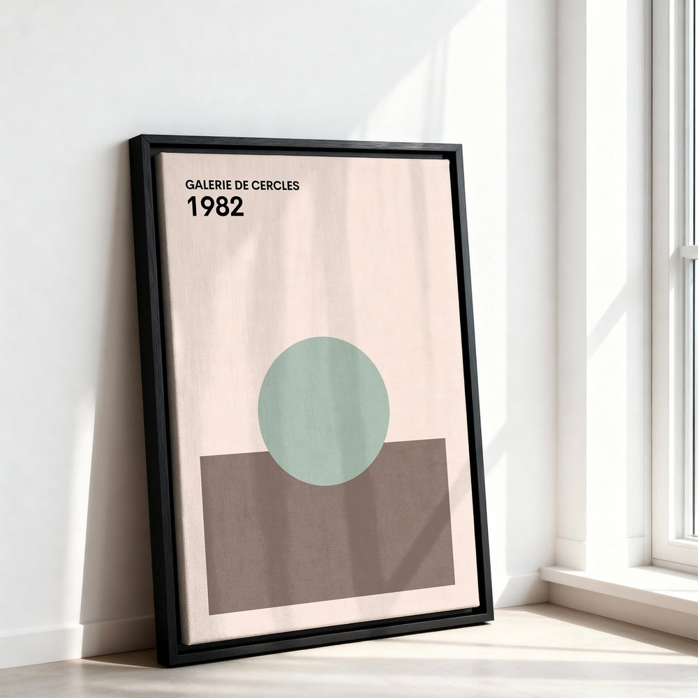Le tableau accroché en situation dans un intérieur meublé.