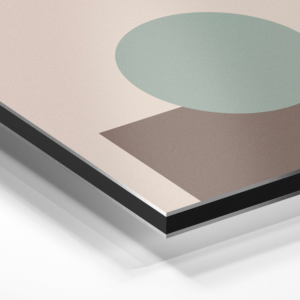 Gros plan de la matière : le tirage contrecollé sur aluminium Dibond mat, tranche visible.
