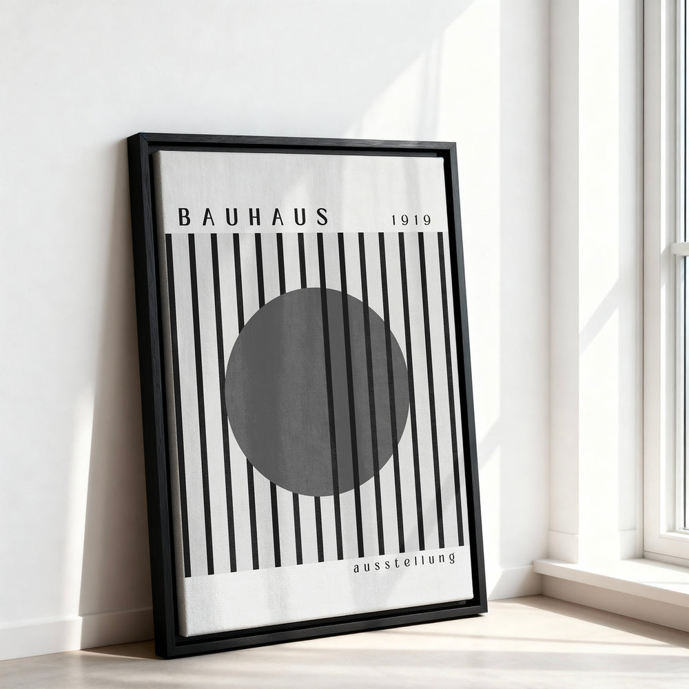 Le tableau accroché en situation dans un intérieur meublé.