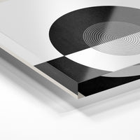 Gros plan de la matière : le tirage sous verre acrylique, tranche transparente visible.